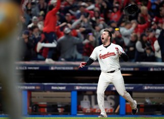 David Fry de los Guardianes de Cleveland celebra tras batear un jonrón de dos carreras para sentenciar la victoria 7-5 sobre los Yankees de Nueva York durante el 10mo inning del cuarto juego de la Serie de Campeonato de la Liga Nacional, el jueves 17 de octubre de 2024, en Cleveland. (AP Foto/Godofredo Vásquez )