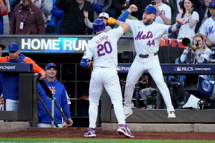 Pete Alonso, de los Mets de Nueva York, festeja su jonrón de tres carreras ante los Dodgers de Los Ángeles, en el quinto juego de la Serie de Campeonato de la Liga Nacional, el viernes 18 de octubre de 2024 (AP Foto/Ashley Landis)