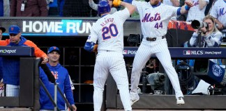 Pete Alonso, de los Mets de Nueva York, festeja su jonrón de tres carreras ante los Dodgers de Los Ángeles, en el quinto juego de la Serie de Campeonato de la Liga Nacional, el viernes 18 de octubre de 2024 (AP Foto/Ashley Landis)