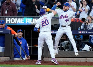 Pete Alonso, de los Mets de Nueva York, festeja su jonrón de tres carreras ante los Dodgers de Los Ángeles, en el quinto juego de la Serie de Campeonato de la Liga Nacional, el viernes 18 de octubre de 2024 (AP Foto/Ashley Landis)