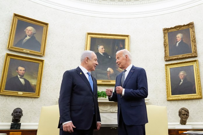 El presidente estadounidense Joe Biden, a la derecha, conversa con el primer ministro israelí Benjamin Netanyahu en el Despacho Oval de la Casa Blanca en Washington, el 25 de julio de 2024. (Foto AP/Susan Walsh, Archivo)