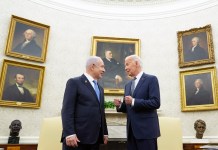 El presidente estadounidense Joe Biden, a la derecha, conversa con el primer ministro israelí Benjamin Netanyahu en el Despacho Oval de la Casa Blanca en Washington, el 25 de julio de 2024. (Foto AP/Susan Walsh, Archivo)