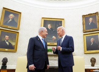 El presidente estadounidense Joe Biden, a la derecha, conversa con el primer ministro israelí Benjamin Netanyahu en el Despacho Oval de la Casa Blanca en Washington, el 25 de julio de 2024. (Foto AP/Susan Walsh, Archivo)