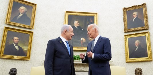 El presidente estadounidense Joe Biden, a la derecha, conversa con el primer ministro israelí Benjamin Netanyahu en el Despacho Oval de la Casa Blanca en Washington, el 25 de julio de 2024. (Foto AP/Susan Walsh, Archivo)