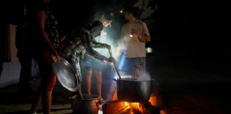 Personas preparan una sopa en una fogata durante un apagón que siguió a la falla de una importante planta energética en La Habana, Cuba, el sábado 19 de octubre de 2024. (AP Foto/Ramón Espinosa)