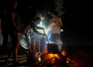 Personas preparan una sopa en una fogata durante un apagón que siguió a la falla de una importante planta energética en La Habana, Cuba, el sábado 19 de octubre de 2024. (AP Foto/Ramón Espinosa)