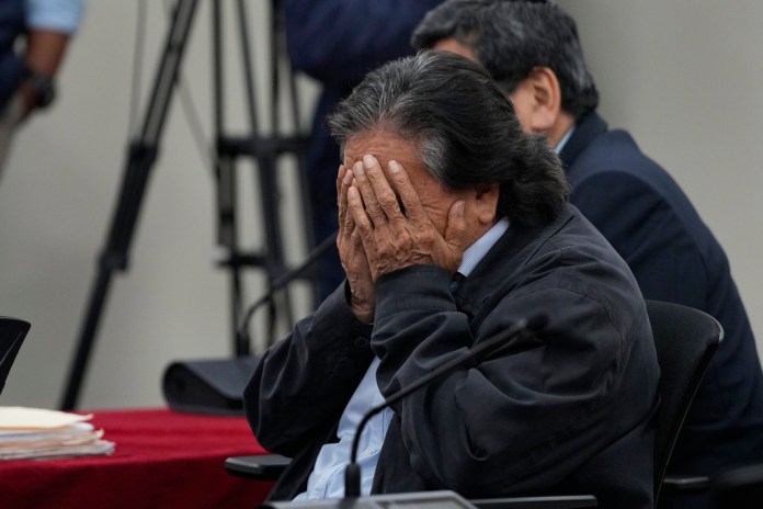 El expresidente peruano Alejandro Toledo asiste a una sesión judicial donde el juez fallará en su caso de corrupción en Lima, Perú, el lunes 21 de octubre de 2024. (AP Foto/Guadalupe Pardo)