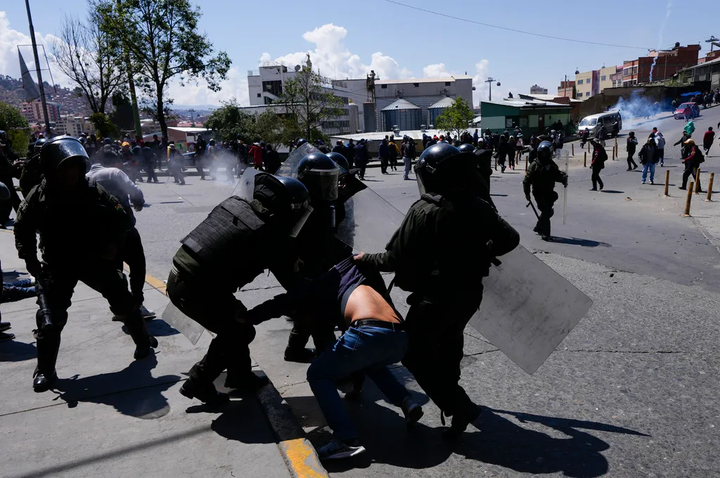 La policía detiene a un manifestante durante una huelga del transporte público por la escasez de combustible en La Paz, Bolivia, el miércoles 23 de octubre de 2024. (AP Foto/Juan Karita)