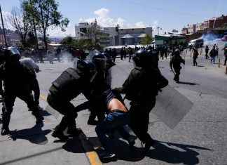 La policía detiene a un manifestante durante una huelga del transporte público por la escasez de combustible en La Paz, Bolivia, el miércoles 23 de octubre de 2024. (AP Foto/Juan Karita)