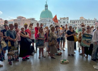 ARCHIVO - Activistas se congregan afuera de la estación de trenes de Santa Lucía, en Venecia, el 13 de julio de 2024, para protestar contra la tarifa para visitantes de un día. (AP Foto/Colleen Barry, archivo)