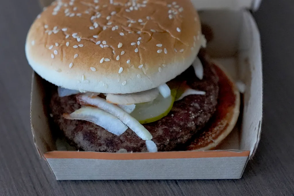 Una hamburguesa cuarto de libra de McDonald's el miércoles 23 de octubre de 2024, en Chicago. (AP Foto/Charles Rex Arbogast)