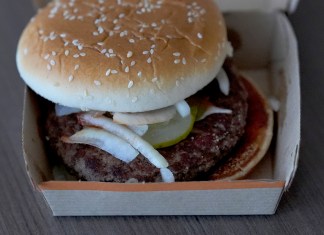 Una hamburguesa cuarto de libra de McDonald's el miércoles 23 de octubre de 2024, en Chicago. (AP Foto/Charles Rex Arbogast)