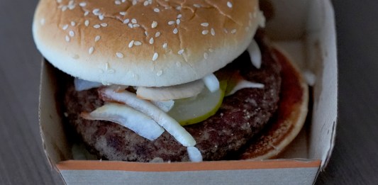 Una hamburguesa cuarto de libra de McDonald's el miércoles 23 de octubre de 2024, en Chicago. (AP Foto/Charles Rex Arbogast)