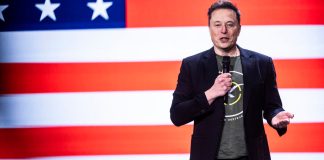 Elon Musk habla en la iglesia Life Center el sábado 19 de octubre de 2024, en Harrisburg, Pensilvania. Foto La Hora: (Sean Simmers/The Patriot-News vía AP)