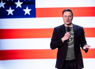 Elon Musk habla en la iglesia Life Center el sábado 19 de octubre de 2024, en Harrisburg, Pensilvania. Foto La Hora: (Sean Simmers/The Patriot-News vía AP)