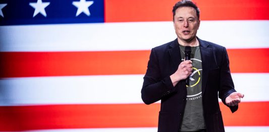 Elon Musk habla en la iglesia Life Center el sábado 19 de octubre de 2024, en Harrisburg, Pensilvania. Foto La Hora: (Sean Simmers/The Patriot-News vía AP)