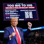 Donald Trump habla en un acto de campaña en el Madison Square Garden. Foto La Hora: (AP Photo/Alex Brandon)