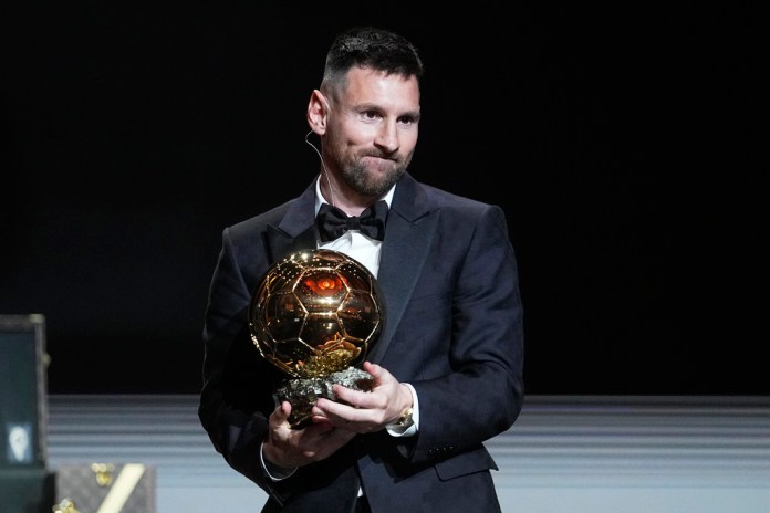 ARCHIVO - Foto del 30 de octubre del 2023, el argentino Lionel Messi tras ganar el Balón de Oro por octava ocasión. (AP Foto/Michel Euler)