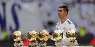 ARCHIVO - Foto del 9 de diciembre del 2017, el jugador del Real Madrid Cristiano Ronaldo posa con los cinco Balones de Oro que ha ganado. (AP Foto/Francisco Seco)