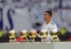 ARCHIVO - Foto del 9 de diciembre del 2017, el jugador del Real Madrid Cristiano Ronaldo posa con los cinco Balones de Oro que ha ganado. (AP Foto/Francisco Seco)