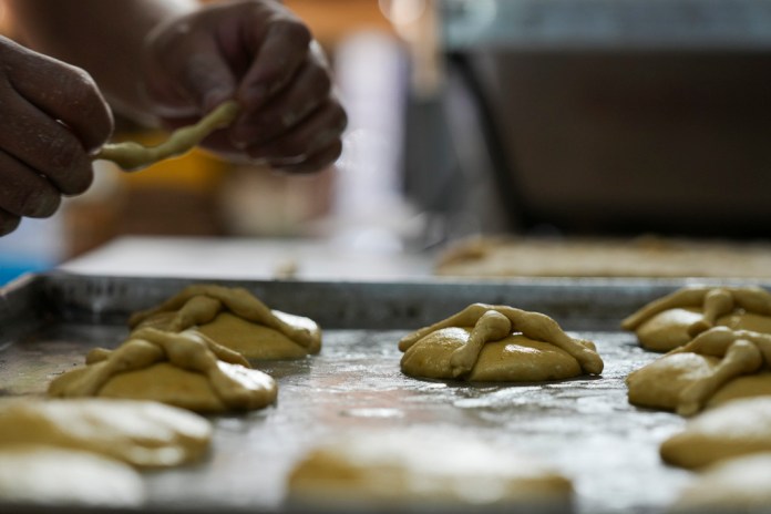 Víctor Silverio prepara el tradicional pan de muerto del Día de Muertos de México en una panadería en el barrio de San Rafael de Ciudad de México, el jueves 17 de octubre de 2024. (AP Foto/Fernando Llano)