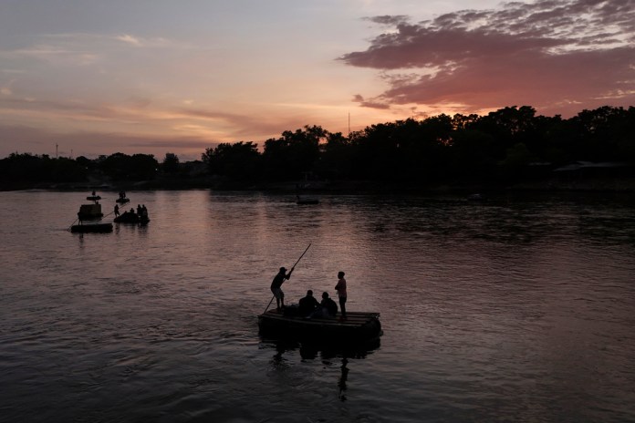 María García, migrante salvadoreña, y su novio cruzan el río Suchiate, que marca la frontera entre Guatemala y México, desde Tecún Umán, Guatemala, el lunes 28 de octubre de 2024. Foto: La Hora: AP