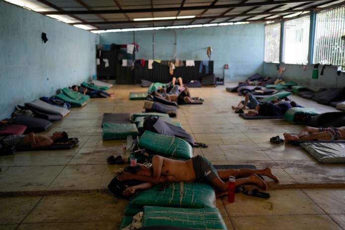 Elvin Cruz, migrante hondureño, descansa sobre una colchoneta en un albergue en Tapachula, México, el lunes 28 de octubre de 2024. Foto La Hora: AP.