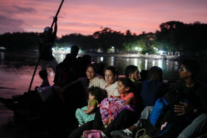 La migrante venezolana Lisbeth Contreras abraza a sus hijos mientras cruzan el río Suchiate, fronterizo entre Guatemala y México, desde Tecún Umán, Guatemala, el sábado 26 de octubre de 2024.Foto La Hora: AP.