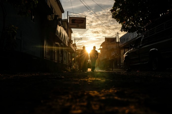 Migrantes hondureños caminan hacia el río Suchiate, fronterizo entre Guatemala y México, desde Tecún Umán, Guatemala, el domingo 27 de octubre de 2024. Foto: La Hora: AP