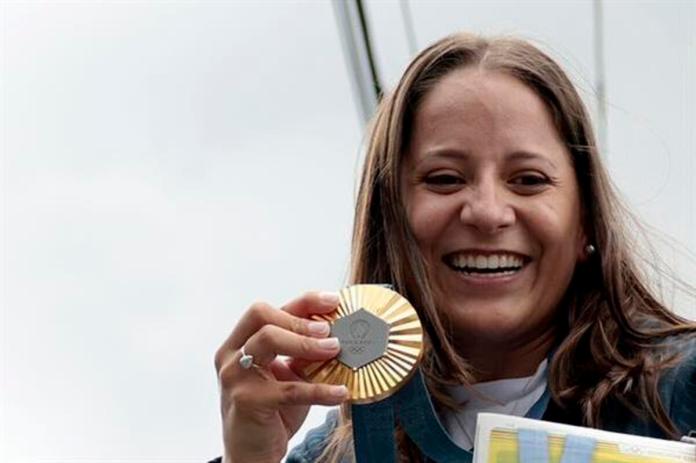 La tiradora guatemalteca Adriana Ruano saluda durante una caravana de bienvenida en la Ciudad de Guatemala (Guatemala), tras ganar la medalla de oro el foso olÃ­mpico femenino (trap) en los Juegos OlÃ­mpicos Paris 2024, primera medallista olÃ­mpica de oro para Guatemala. EFE/ David Toro