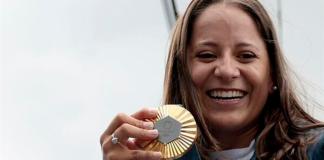 La tiradora guatemalteca Adriana Ruano saluda durante una caravana de bienvenida en la Ciudad de Guatemala (Guatemala), tras ganar la medalla de oro el foso olímpico femenino (trap) en los Juegos Olímpicos Paris 2024, primera medallista olímpica de oro para Guatemala. EFE/ David Toro