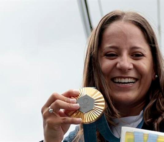 La tiradora guatemalteca Adriana Ruano saluda durante una caravana de bienvenida en la Ciudad de Guatemala (Guatemala), tras ganar la medalla de oro el foso olímpico femenino (trap) en los Juegos Olímpicos Paris 2024, primera medallista olímpica de oro para Guatemala. EFE/ David Toro