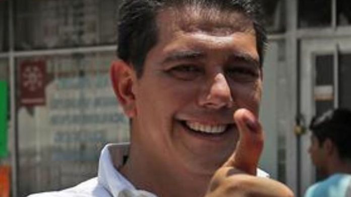 El candidato a la presidencia municipal de Chilpancingo por el Partido Revolucionario Institucional (PRI), Alejandro Arcos Catalán, muestra su pulgar después de emitir su voto el 1 de junio de 2024 en el estado de Guerrero (México). A seis días de haber asumido el cargo de presidente municipal de la ciudad de Chilpancingo, capital del estado mexicano de Guerrero (sur), Alejandro Arcos Catalán, fue asesinado la tarde de este domingo, informó la Fiscalía General del Estado (FGE). EFE/José Luis de la Cruz