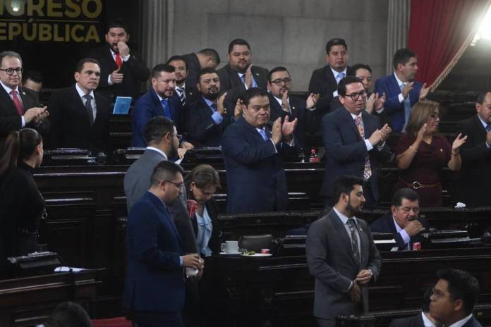 Allan Rodríguez y su bancada, Vamos, muestran su emoción, al lograr la elección de varios de sus candidatos a la CSJ. Foto: Fabricio Alonzo