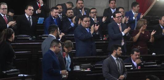 Allan Rodríguez y su bancada, Vamos, muestran su emoción, al lograr la elección de varios de sus candidatos a la CSJ. Foto: Fabricio Alonzo