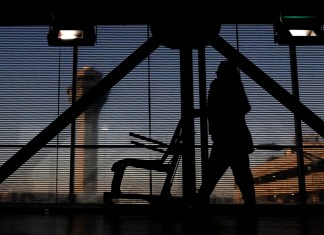 Una empleada de una aerolínea con una silla de ruedas en el Aeropuerto Internacional O'Hare en Chicago, el 23 de noviembre del 2022. (AP Foto/Nam Y. Huh)