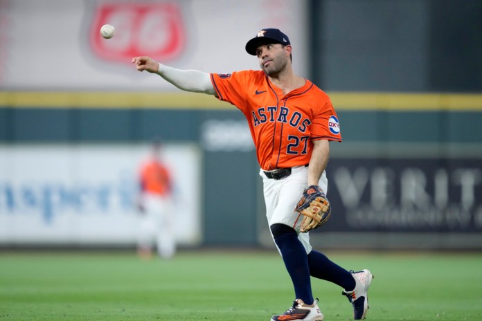 El segunda base de los Astros de Houston, José Altuve, lanza a primera para completar el roletazo de Zach McKinstry de los Tigres de Detroit en la séptima entrada del segundo juego de la Serie de Comodines de la Liga Americana el miércoles 2 de octubre de 2024 en Houston. (Foto AP/Kevin M. Cox)