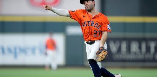 El segunda base de los Astros de Houston, José Altuve, lanza a primera para completar el roletazo de Zach McKinstry de los Tigres de Detroit en la séptima entrada del segundo juego de la Serie de Comodines de la Liga Americana el miércoles 2 de octubre de 2024 en Houston. (Foto AP/Kevin M. Cox)