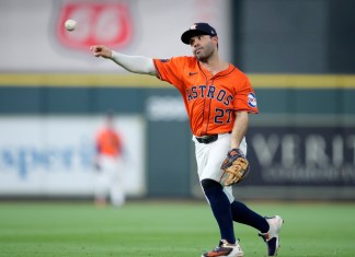 El segunda base de los Astros de Houston, José Altuve, lanza a primera para completar el roletazo de Zach McKinstry de los Tigres de Detroit en la séptima entrada del segundo juego de la Serie de Comodines de la Liga Americana el miércoles 2 de octubre de 2024 en Houston. (Foto AP/Kevin M. Cox)