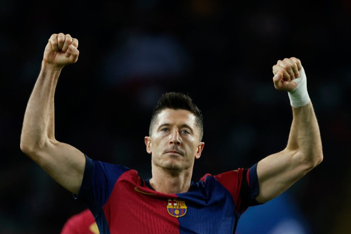 Robert Lewandowski festeja tras anotar de penal el primer gol del Barcelona ante el Sevilla en el partido de la Liga española, el domingo 20 de octubre de 2024, en Barcelona. (AP Foto/Joan Monfort)