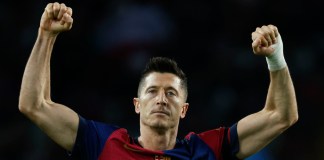 Robert Lewandowski festeja tras anotar de penal el primer gol del Barcelona ante el Sevilla en el partido de la Liga española, el domingo 20 de octubre de 2024, en Barcelona. (AP Foto/Joan Monfort)