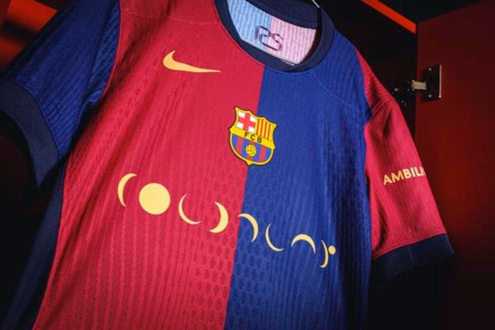 Detalle de la camiseta que el equipo masculino del FC Barcelona lucirá con el logotipo del grupo británico Coldplay en el partido del próximo 26 de octubre en el Bernabéu ante el Real Madrid, y que el femenino llevará el 2 de noviembre ante el Eibar, dentro del acuerdo que la entidad azulgrana mantiene con Spotify, uno de sus principales patrocinadores. EFE/FC Barcelona ***SÓLO USO EDITORIAL-SOLO USO PERMITIDO PARA ILUSTRAR LA NOTICIA QUE APARECE EN EL PIE DE FOTO*** (CRÉDITO OBLIGATORIO)