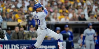 Mookie Betts, de los Dodgers de Los Ángeles, observa su jonrón solitario durante la primera entrada del cuarto juego de la serie divisional de la Liga Nacional contra los Padres de San Diego, el miércoles 9 de octubre de 2024, en San Diego. (Foto AP/Ashley Landis)