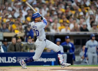 Mookie Betts, de los Dodgers de Los Ángeles, observa su jonrón solitario durante la primera entrada del cuarto juego de la serie divisional de la Liga Nacional contra los Padres de San Diego, el miércoles 9 de octubre de 2024, en San Diego. (Foto AP/Ashley Landis)