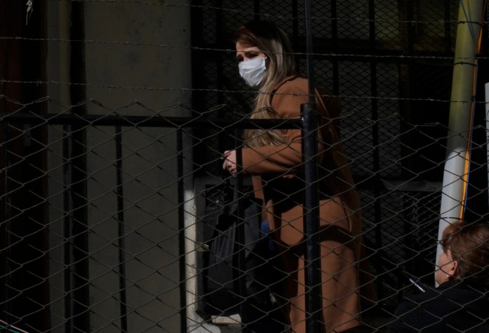 La expresidenta interina de Bolivia, Jeanine Áñez, camina hacia su sentencia en la cárcel de mujeres de Miraflores en La Paz, Bolivia, el 15 de junio de 2022. (AP Foto/Juan Karita, Archivo)