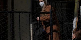 La expresidenta interina de Bolivia, Jeanine Áñez, camina hacia su sentencia en la cárcel de mujeres de Miraflores en La Paz, Bolivia, el 15 de junio de 2022. (AP Foto/Juan Karita, Archivo)