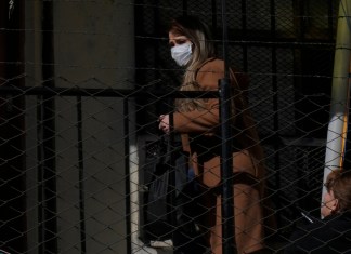 La expresidenta interina de Bolivia, Jeanine Áñez, camina hacia su sentencia en la cárcel de mujeres de Miraflores en La Paz, Bolivia, el 15 de junio de 2022. (AP Foto/Juan Karita, Archivo)