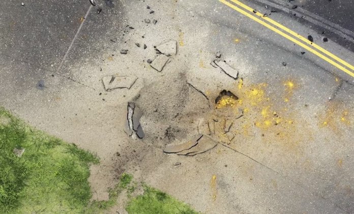 En la pista quedó un cráter que según los reportes medía unos 7 metros de diámetro y un metro de profundidad. Foto: AP