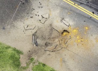 En la pista quedó un cráter que según los reportes medía unos 7 metros de diámetro y un metro de profundidad. Foto: AP