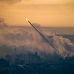 Un cohete es lanzado desde la franja costera de Gaza hacia Israel. EFE/EPA/MOHAMMED SABER